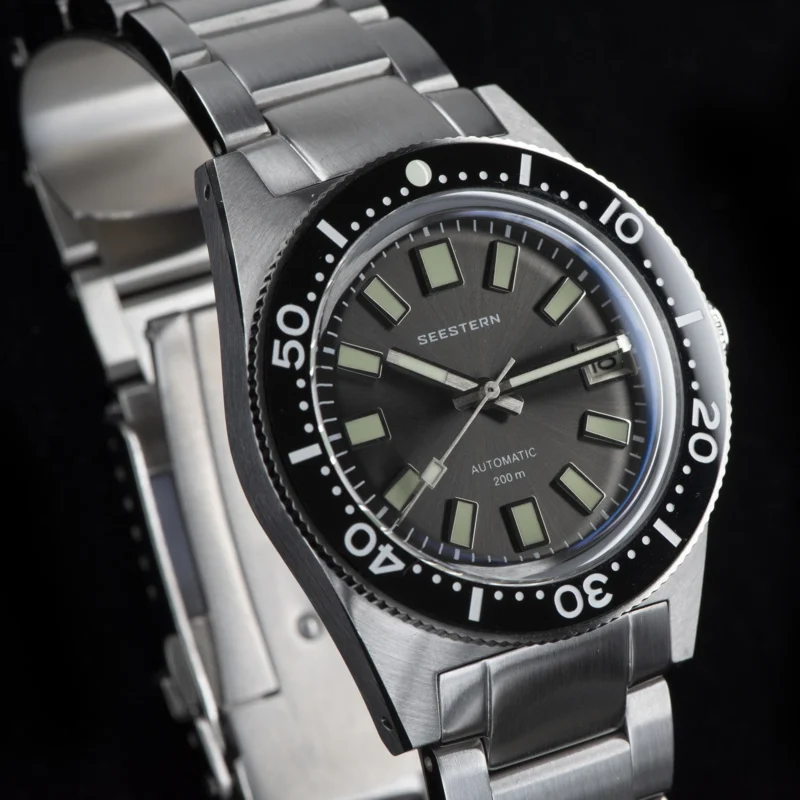 Professional Automatic Dive Watch with NH35 Movement, Sapphire Crystal and Stainless Steel Bracelet - Image 5