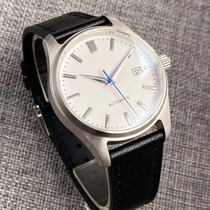 Professional Automatic Dive Watch with Sapphire Crystal and Leather Strap