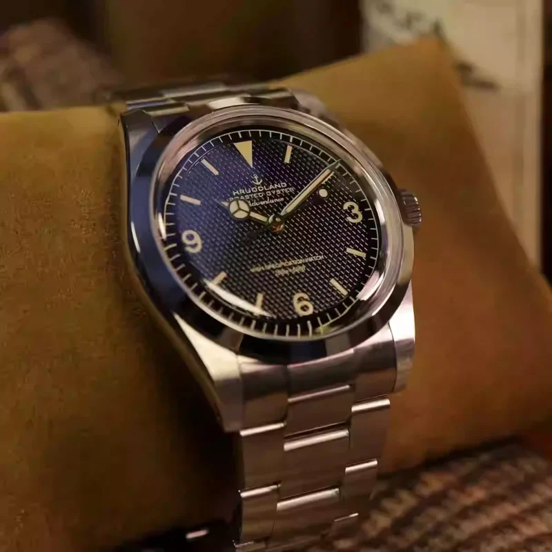 Classic 36mm Automatic Diving Watch with Sapphire Crystal and Stainless Steel Bracelet - Image 8