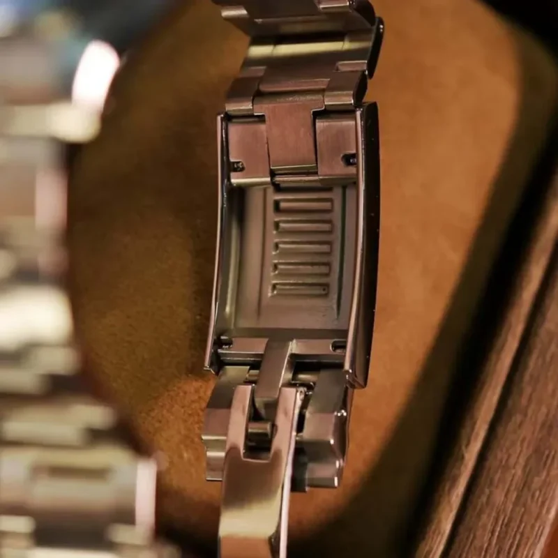 Classic 36mm Automatic Diving Watch with Sapphire Crystal and Stainless Steel Bracelet - Image 6