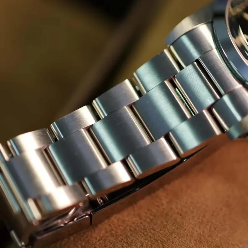 Classic 36mm Automatic Diving Watch with Sapphire Crystal and Stainless Steel Bracelet - Image 5
