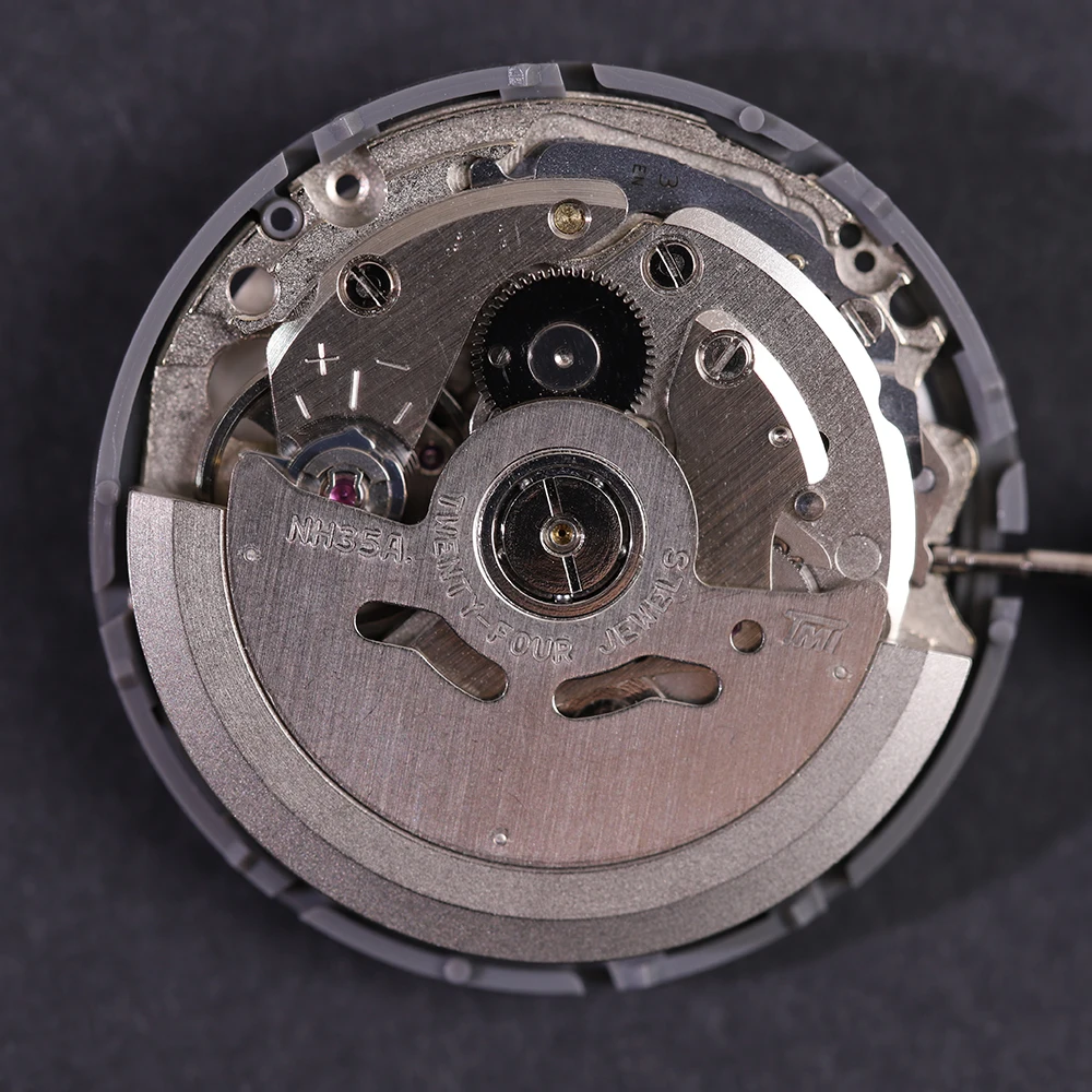 Refined automatic movement in a classic dress watch