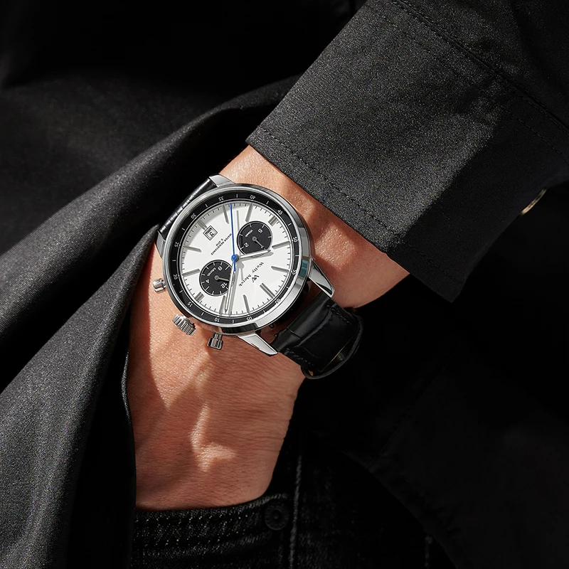 Chronograph watch with clearly legible sub-dials for practical timing