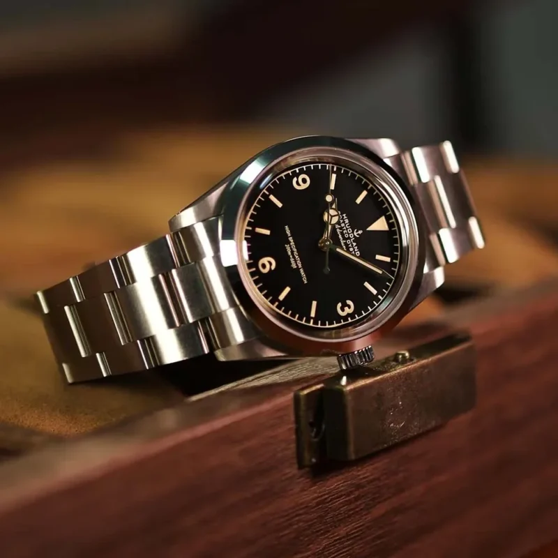 Classic 36mm Automatic Diving Watch with Sapphire Crystal and Stainless Steel Bracelet - Image 3