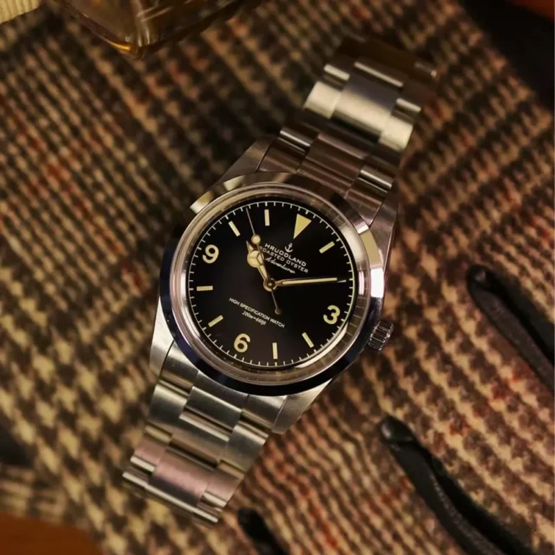 Classic 36mm Automatic Diving Watch with Sapphire Crystal and Stainless Steel Bracelet - Image 2